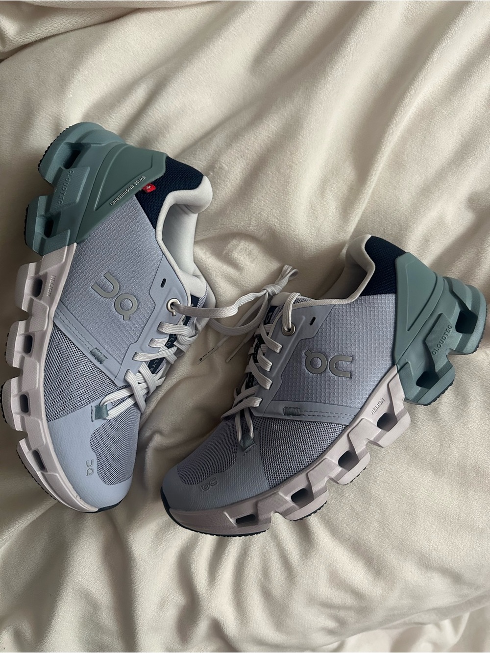 On Cloud CloudFlyers size 7 Women's Sneakers in Light Blue and Teal